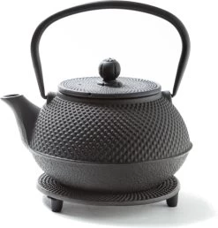 Tealøv THEE SET 800 ML GIETIJZER | COMPLETE SET IN GESCHENKDOOS | Gietijzeren Theepot Met Roestvrijstalen Zeef, Gietijzeren Theekopjes En Onderzetter | In Authentiek Japanse Stijl | Arare Zwart 15 Tealøv THEE SET 800 ML GIETIJZER | COMPLETE SET IN GESCHENKDOOS | Gietijzeren Theepot Met Roestvrijstalen Zeef, Gietijzeren Theekopjes En Onderzetter | In Authentiek Japanse Stijl | Arare Zwart -Koffie en Thee Verkoop 1149x1200 1