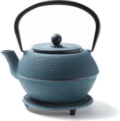 Tealøv THEE SET 1,1 LITER GIETIJZER | COMPLETE SET IN GESCHENKDOOS | Gietijzeren Theepot Met Roestvrijstalen Zeef, Gietijzeren Theekopjes En Onderzetter | In Authentiek Japanse Stijl | Arare Blauw -Koffie en Thee Verkoop 1187x1200 3