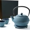 Tealøv THEE SET 1,1 LITER GIETIJZER | COMPLETE SET IN GESCHENKDOOS | Gietijzeren Theepot Met Roestvrijstalen Zeef, Gietijzeren Theekopjes En Onderzetter | In Authentiek Japanse Stijl | Arare Blauw -Koffie en Thee Verkoop 1200x1005