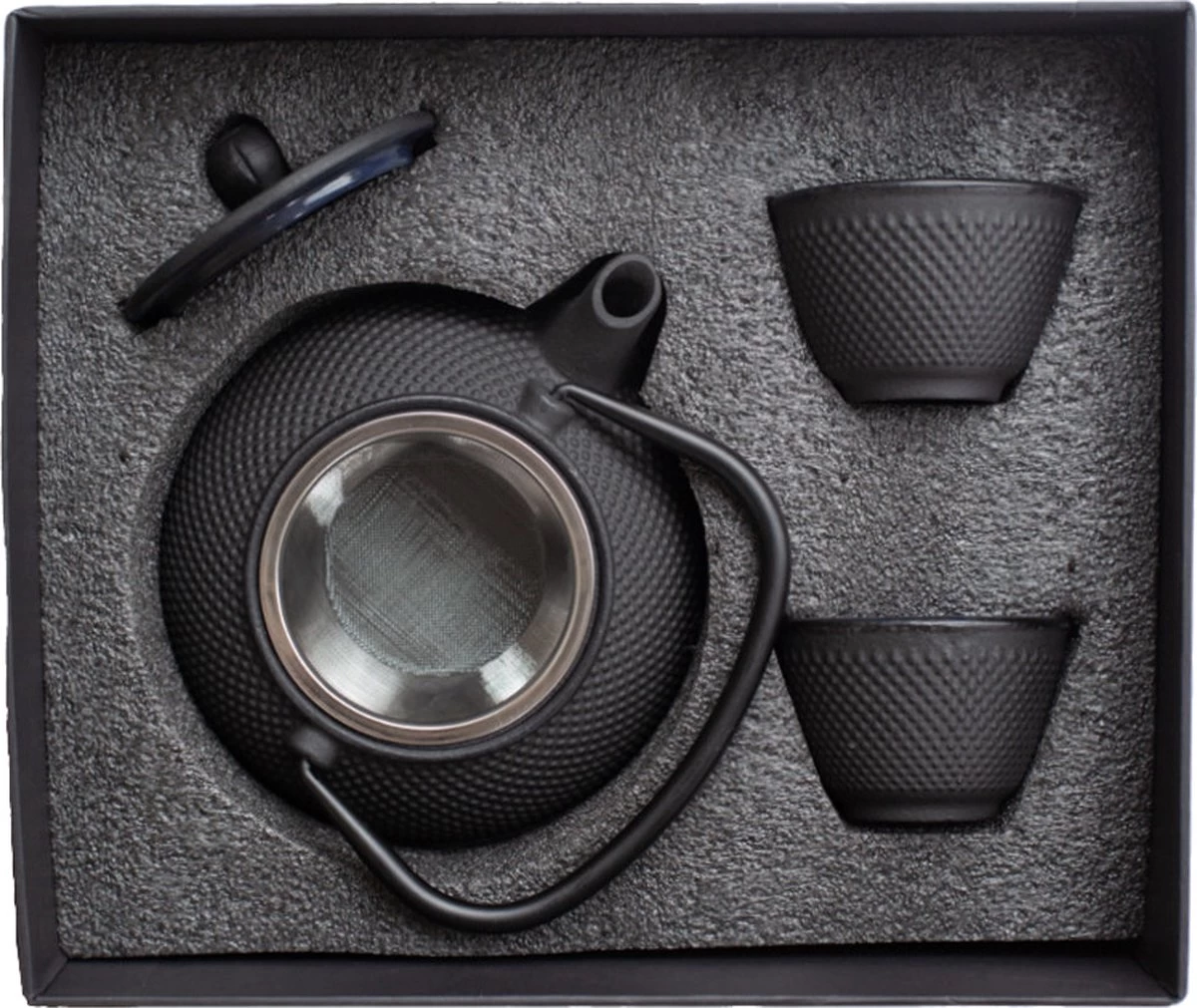 Tealøv THEE SET 800 ML GIETIJZER | COMPLETE SET IN GESCHENKDOOS | Gietijzeren Theepot Met Roestvrijstalen Zeef, Gietijzeren Theekopjes En Onderzetter | In Authentiek Japanse Stijl | Arare Zwart 7 Tealøv THEE SET 800 ML GIETIJZER | COMPLETE SET IN GESCHENKDOOS | Gietijzeren Theepot Met Roestvrijstalen Zeef, Gietijzeren Theekopjes En Onderzetter | In Authentiek Japanse Stijl | Arare Zwart - Afbeelding 5