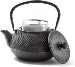 Tealøv THEE SET 800 ML GIETIJZER | COMPLETE SET IN GESCHENKDOOS | Gietijzeren Theepot Met Roestvrijstalen Zeef, Gietijzeren Theekopjes En Onderzetter | In Authentiek Japanse Stijl | Arare Zwart 11 Tealøv THEE SET 800 ML GIETIJZER | COMPLETE SET IN GESCHENKDOOS | Gietijzeren Theepot Met Roestvrijstalen Zeef, Gietijzeren Theekopjes En Onderzetter | In Authentiek Japanse Stijl | Arare Zwart -Koffie en Thee Verkoop 1200x1074 1