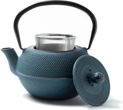 Tealøv THEE SET 1,1 LITER GIETIJZER | COMPLETE SET IN GESCHENKDOOS | Gietijzeren Theepot Met Roestvrijstalen Zeef, Gietijzeren Theekopjes En Onderzetter | In Authentiek Japanse Stijl | Arare Blauw -Koffie en Thee Verkoop 1200x1075 1