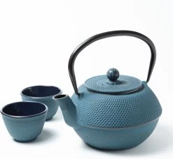 Tealøv THEE SET 1,1 LITER GIETIJZER | COMPLETE SET IN GESCHENKDOOS | Gietijzeren Theepot Met Roestvrijstalen Zeef, Gietijzeren Theekopjes En Onderzetter | In Authentiek Japanse Stijl | Arare Blauw -Koffie en Thee Verkoop 1200x1108 1