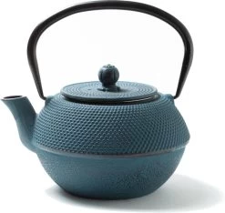 Tealøv THEE SET 1,1 LITER GIETIJZER | COMPLETE SET IN GESCHENKDOOS | Gietijzeren Theepot Met Roestvrijstalen Zeef, Gietijzeren Theekopjes En Onderzetter | In Authentiek Japanse Stijl | Arare Blauw -Koffie en Thee Verkoop 1200x1135