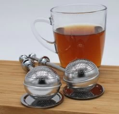 Blended Lifestyle® Theezeef Met Veer - Set Van 2 - Inclusief Lekplaatjes - Geschikt Voor Losse Kruiden 12 Blended Lifestyle® Theezeef Met Veer - Set Van 2 - Inclusief Lekplaatjes - Geschikt Voor Losse Kruiden -Koffie en Thee Verkoop 1200x1148 3