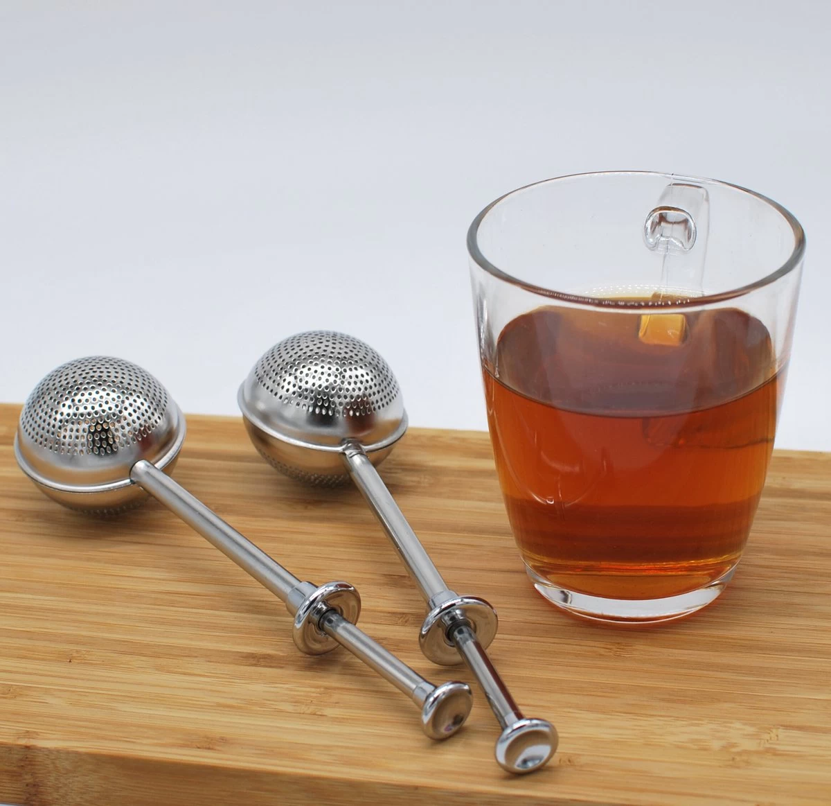 Blended Lifestyle® Theezeef Met Veer - Set Van 2 - Inclusief Lekplaatjes - Geschikt Voor Losse Kruiden 4 Blended Lifestyle® Theezeef Met Veer - Set Van 2 - Inclusief Lekplaatjes - Geschikt Voor Losse Kruiden - Afbeelding 2