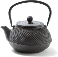 Tealøv THEE SET 800 ML GIETIJZER | COMPLETE SET IN GESCHENKDOOS | Gietijzeren Theepot Met Roestvrijstalen Zeef, Gietijzeren Theekopjes En Onderzetter | In Authentiek Japanse Stijl | Arare Zwart 12 Tealøv THEE SET 800 ML GIETIJZER | COMPLETE SET IN GESCHENKDOOS | Gietijzeren Theepot Met Roestvrijstalen Zeef, Gietijzeren Theekopjes En Onderzetter | In Authentiek Japanse Stijl | Arare Zwart -Koffie en Thee Verkoop 1200x1163 3