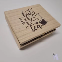 Bymi | Theedoos 12 Vaks | Opdruk But First Tea | Housewarming | Uitzet | Cadeau Voor Haar -Koffie en Thee Verkoop 1200x1200 273