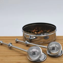 Blended Lifestyle® Theezeef Met Veer - Set Van 2 - Inclusief Lekplaatjes - Geschikt Voor Losse Kruiden 11 Blended Lifestyle® Theezeef Met Veer - Set Van 2 - Inclusief Lekplaatjes - Geschikt Voor Losse Kruiden -Koffie en Thee Verkoop 1200x1200 293