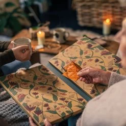 Pukka Thee Hardcover Biologische Kerst Adventskalender 2022, Perfect Als Kerstcadeau - 48 Zakjes - 1 Kalender -Koffie en Thee Verkoop 1200x1200 565