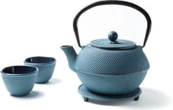 Tealøv THEE SET 1,1 LITER GIETIJZER | COMPLETE SET IN GESCHENKDOOS | Gietijzeren Theepot Met Roestvrijstalen Zeef, Gietijzeren Theekopjes En Onderzetter | In Authentiek Japanse Stijl | Arare Blauw -Koffie en Thee Verkoop 1200x765