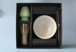 Premium Matcha Set - 5 Delige Matcha Cadeauset - Bamboo Klopper - Met Instructies - 100 Gram Matcha -Koffie en Thee Verkoop 1200x821 1