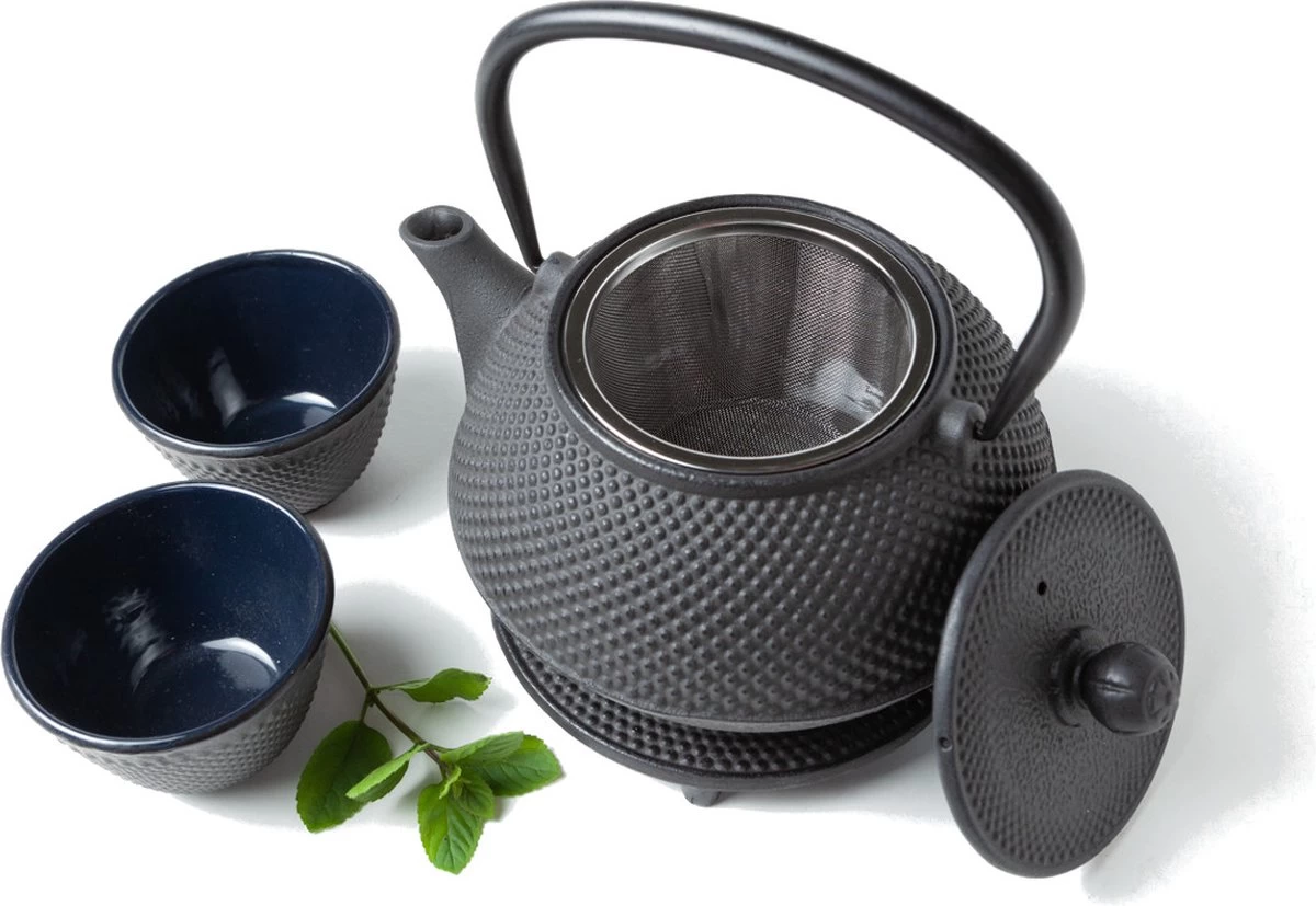 Tealøv THEE SET 800 ML GIETIJZER | COMPLETE SET IN GESCHENKDOOS | Gietijzeren Theepot Met Roestvrijstalen Zeef, Gietijzeren Theekopjes En Onderzetter | In Authentiek Japanse Stijl | Arare Zwart 4 Tealøv THEE SET 800 ML GIETIJZER | COMPLETE SET IN GESCHENKDOOS | Gietijzeren Theepot Met Roestvrijstalen Zeef, Gietijzeren Theekopjes En Onderzetter | In Authentiek Japanse Stijl | Arare Zwart - Afbeelding 2