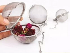 Kruidenei - Kruidenbuil - Kruidenfilter - Kruidenbol - Kruidenzeef - Filter Voor Kruiden - Thee Ei - Theezeef - 5,5CM Doorsnee -Koffie en Thee Verkoop 1200x903 1