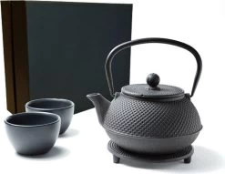 Tealøv THEE SET 800 ML GIETIJZER | COMPLETE SET IN GESCHENKDOOS | Gietijzeren Theepot Met Roestvrijstalen Zeef, Gietijzeren Theekopjes En Onderzetter | In Authentiek Japanse Stijl | Arare Zwart