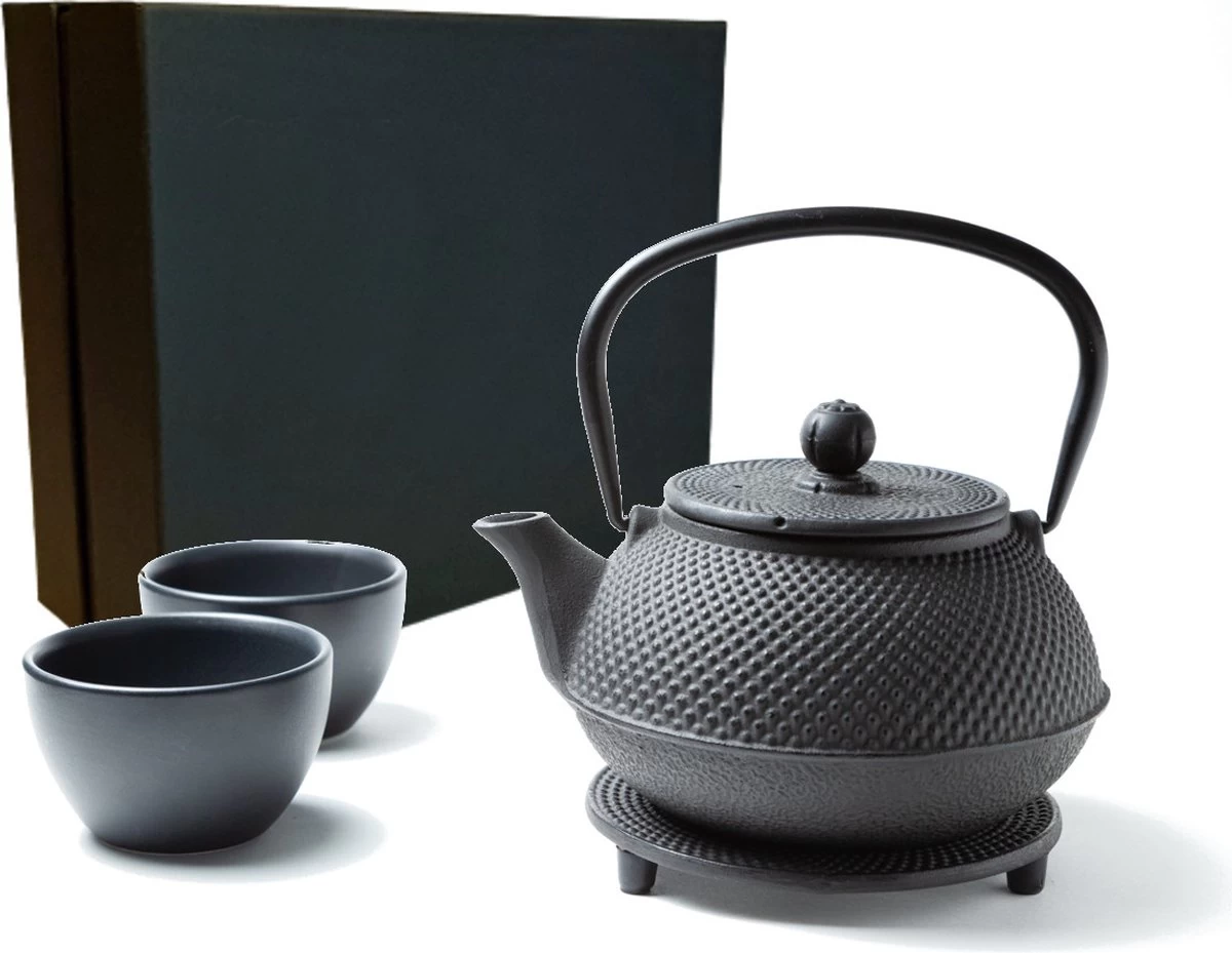 Tealøv THEE SET 800 ML GIETIJZER | COMPLETE SET IN GESCHENKDOOS | Gietijzeren Theepot Met Roestvrijstalen Zeef, Gietijzeren Theekopjes En Onderzetter | In Authentiek Japanse Stijl | Arare Zwart 3 Tealøv THEE SET 800 ML GIETIJZER | COMPLETE SET IN GESCHENKDOOS | Gietijzeren Theepot Met Roestvrijstalen Zeef, Gietijzeren Theekopjes En Onderzetter | In Authentiek Japanse Stijl | Arare Zwart