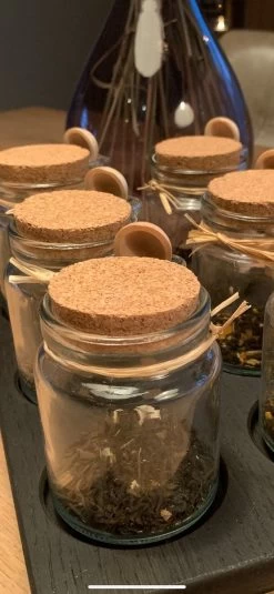 Theeplank Black Edition Met 6 Potjes En Houten Lepel Voor Thee Theeplateau ( Vervanger Van Theedoos ) MeubelZwagerij -Koffie en Thee Verkoop 554x1200