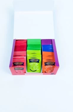 London Fruit & Herb Thee Assortiment – 80 Zakjes Thee, 10 Builtjes Met 8 Verschillende Smaken – Ideaal Cadeau Voor De Thee Liefhebber -Koffie en Thee Verkoop 791x1200
